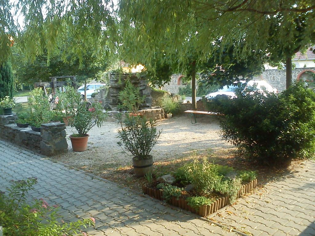 Borostyankert Etterem & Vendeghaz Hotel Sitke Exterior photo