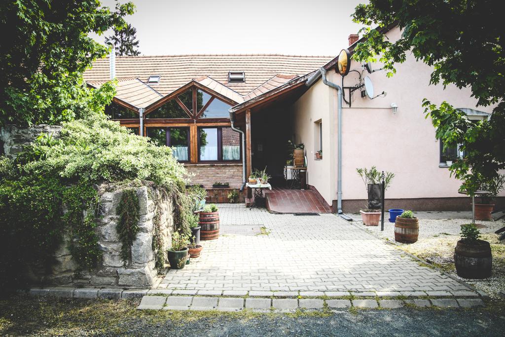 Borostyankert Etterem & Vendeghaz Hotel Sitke Exterior photo