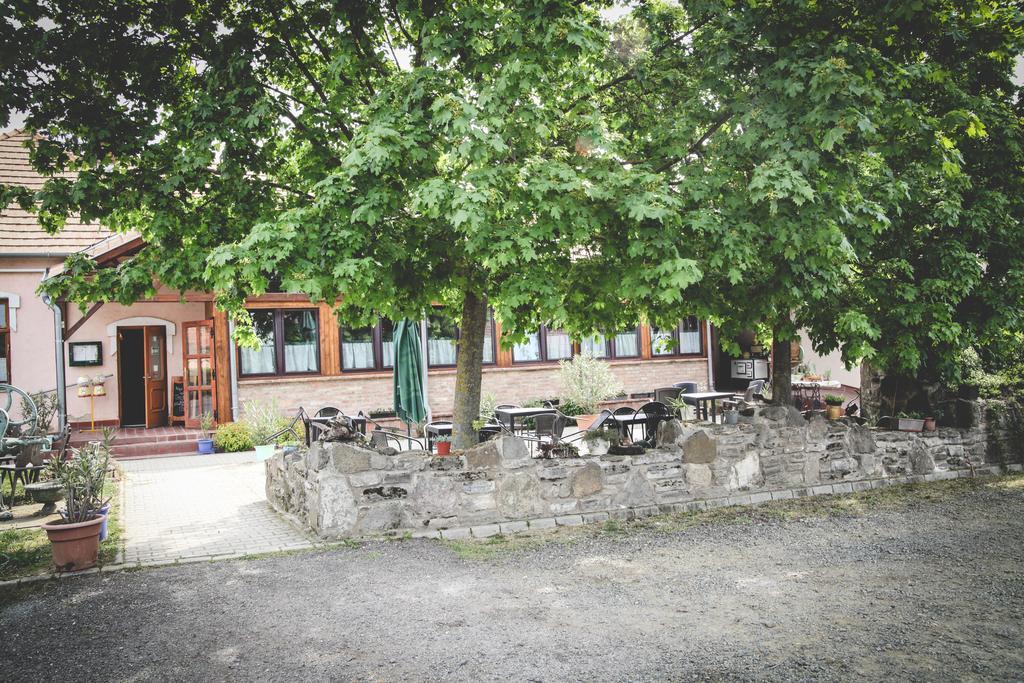 Borostyankert Etterem & Vendeghaz Hotel Sitke Exterior photo