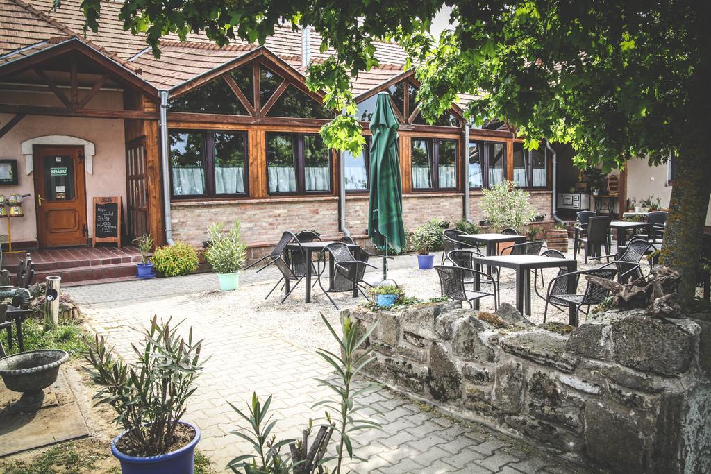Borostyankert Etterem & Vendeghaz Hotel Sitke Exterior photo